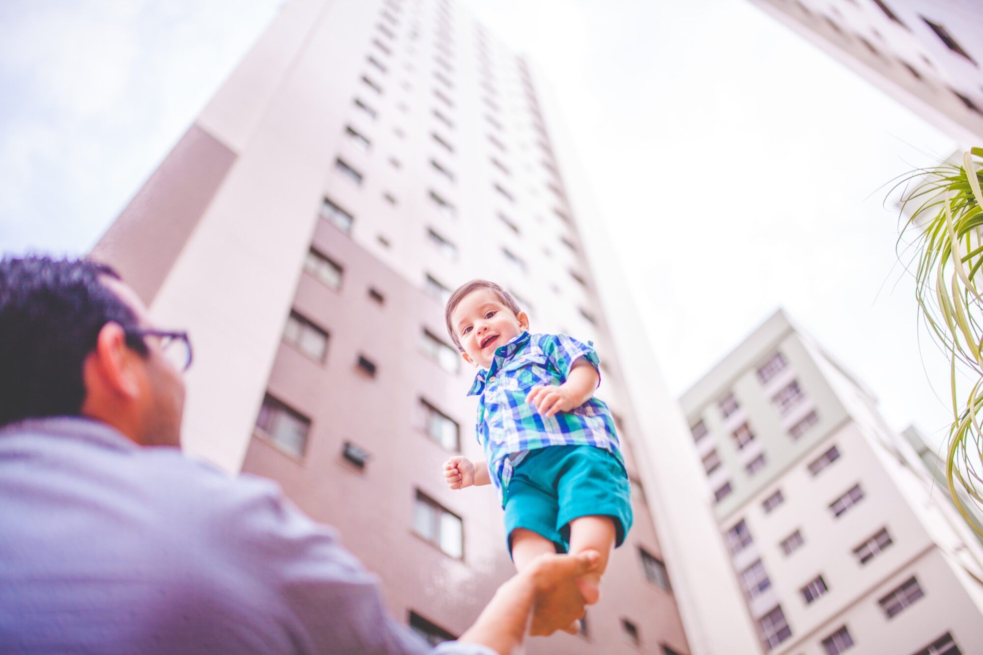 naassom azevedo man lifting son unsplash scaled