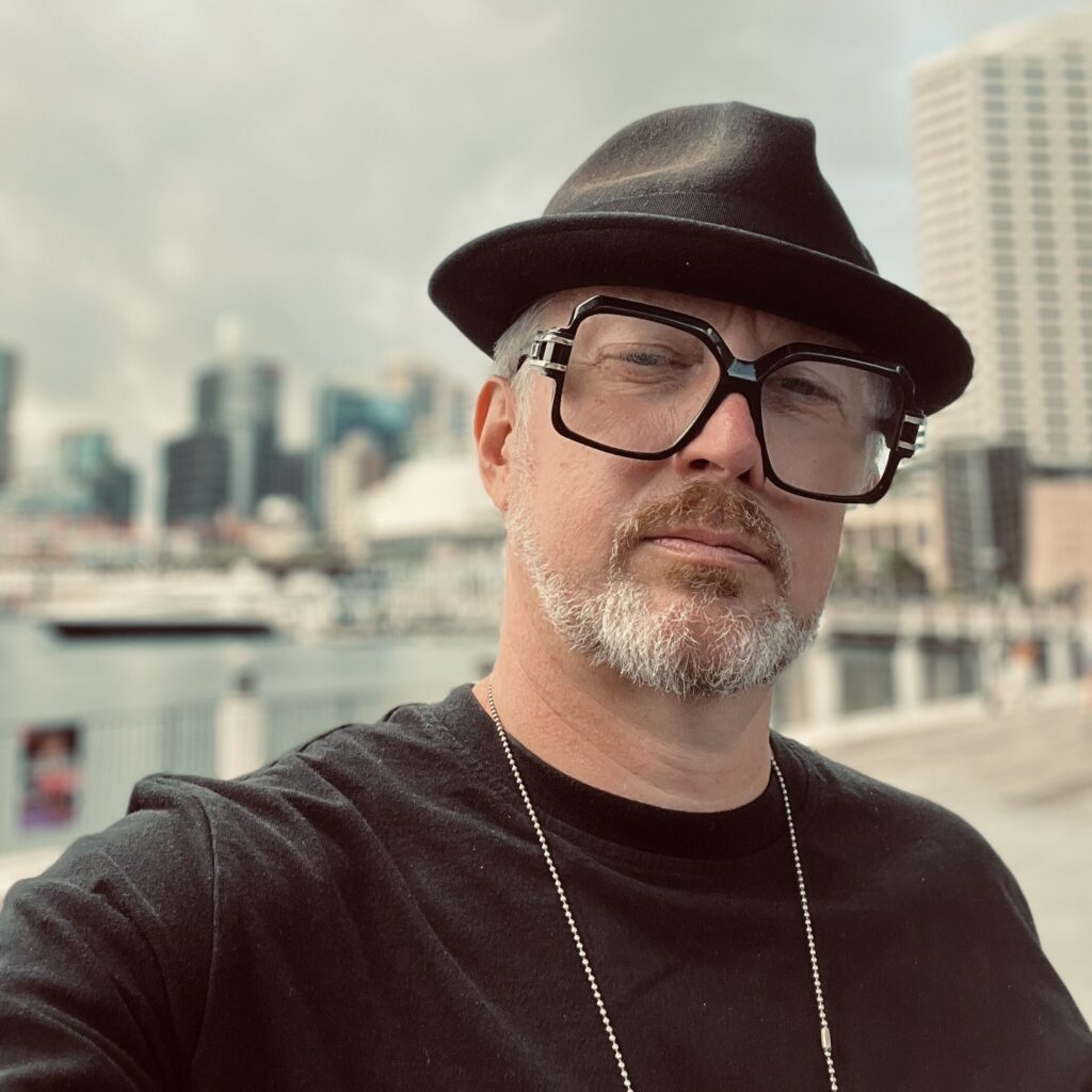 A pioneer in Australia's hip-hop scene, Matt 'Mistery' Peet founded Krosswerdz in 2006.