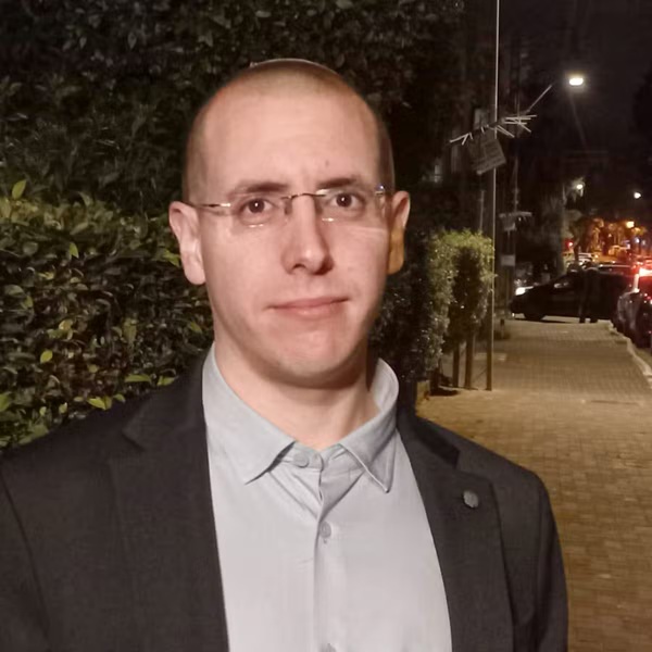 Dr Ariel Admoni